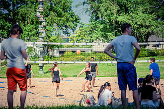 Studierende spielen auf dem Beachvolleyballfeld der Beethovenstraße Volleyball. Studierende spielen auf dem Beachvolleyballfeld der Beethovenstraße Volleyball.