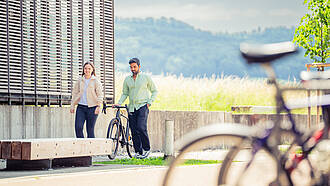 Außenbereich am Burren, zwei Studierende der Hochschule Aalen mit Fahrrad Außenbereich am Burren, zwei Studierende der Hochschule Aalen mit Fahrrad