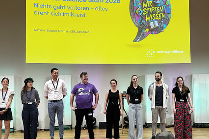 Summer Science Slam 2026 der VolkswagenStiftung Beim Summer Science Slam der VolkswagenStiftung waren auch die beiden Doktorandinnen der Hochschule Aalen Sophie Dagenbach und Anna Lena Seibel (5. und 6. v.l.) am Start. Mit ihrem humorvollen Beitrag zur Recyclingfähigkeit alter Kunststoffrasenplätze gewann Anna Lena Seibel den dritten Platz.