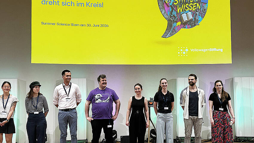 Summer Science Slam 2026 der VolkswagenStiftung Beim Summer Science Slam der VolkswagenStiftung waren auch die beiden Doktorandinnen der Hochschule Aalen Sophie Dagenbach und Anna Lena Seibel (5. und 6. v.l.) am Start. Mit ihrem humorvollen Beitrag zur Recyclingfähigkeit alter Kunststoffrasenplätze gewann Anna Lena Seibel den dritten Platz.