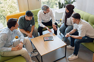 IST-Titelbild Ein Professor spricht mit einer kleinen Gruppe von Studierenden