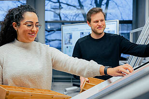 titelbild_maschinenbau_produktion_und_management Studierende aus dem Bachelorstudiengang Maschinenbau / Produktion und Management arbeiten an einem Projekt