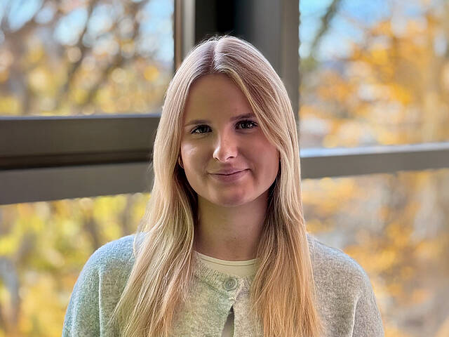 Portrait von Mona Kleefeld, Studentin, Wirtschaftspsychologie Portrait von Mona Kleefeld, Studentin, Wirtschaftspsychologie