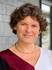 Dr. Kristina Lakomek Dr. Kristina Lakomek