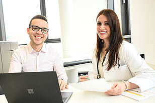 DHM-Titelbild Zwei Studierende aus dem Bachelorstudiengang Digital Health Management arbeiten am Laptop.