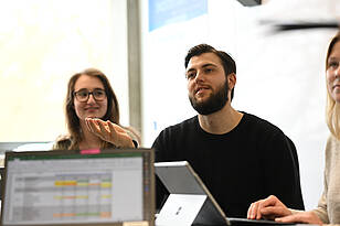 titelbild-financial_management Zwei Studierende aus dem Masterstudiengang Finacial Management in der Vorlesung