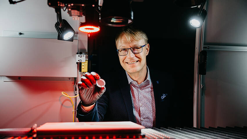 Portrait_Schwarzbäck Portrait von Prof. Thomas Schwarzbäck im LaserApplikationsZentrum (LAZ).