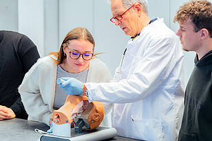 Titelbild-Physician_Assistant Professor zeigt Studierenden an einem Modell eine Intubation