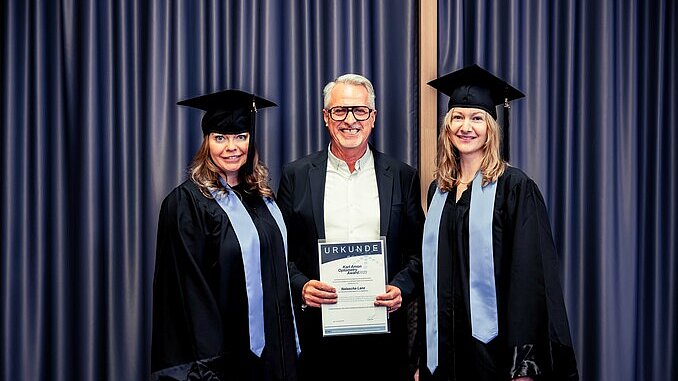 Karl_Amon_Optometry_Award Die beiden Preisträgerinnen Xenia Bieche (links) und Natascha Lanz mit Karl Amon, dem Stifter des Preises
