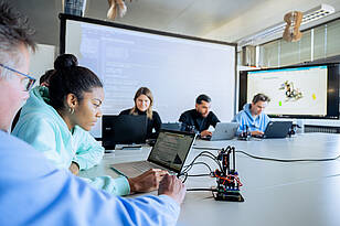 titelbild-datenmanagement_in_produktentwicklung_und_produktion Studierende aus dem Masterstudiengang Datenmanagement in Produktentwicklung und Produktion arbeiten an einem Prototyp