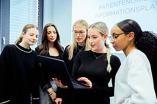 Titelbild-Gesundheitsmanagement-Master Besprechung zwischen Studierenden aus dem Masterstudiengang Gesundheitsmanagement