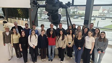 Foto: Studierende, Beschäftigte und Lehrende der Hochschule Aalen mit Vertretern von ZEISS bei der Veranstaltung (Quelle: ZEISS). Foto: Studierende, Beschäftigte und Lehrende der Hochschule Aalen mit Vertretern von ZEISS bei der Veranstaltung (Quelle: ZEISS).