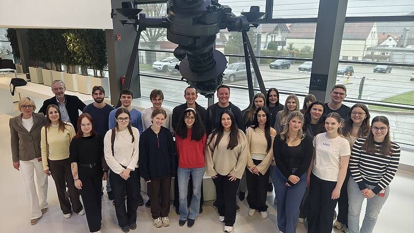 Foto: Studierende, Beschäftigte und Lehrende der Hochschule Aalen mit Vertretern von ZEISS bei der Veranstaltung (Quelle: ZEISS). Foto: Studierende, Beschäftigte und Lehrende der Hochschule Aalen mit Vertretern von ZEISS bei der Veranstaltung (Quelle: ZEISS).