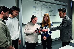 Titelbild-Wirtschaftsinformatik_BA Besprechung zwischen Professor und Studierenden aus dem Bachelorstudiengang Wirtschaftsinformatik