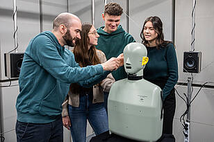 AA-Titelbild Studierende aus dem Bachelorstudiengang Audiologie und Hörakustik arbeiten an einem Dummy