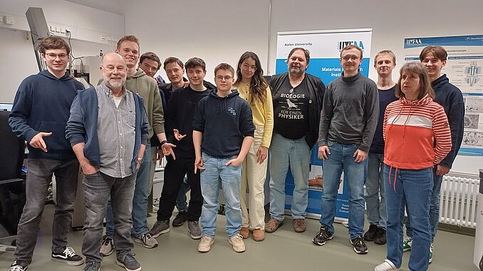 Gruppenbild Optik Batterieforschung Das Foto zeigt eine Gruppe von Forschern.