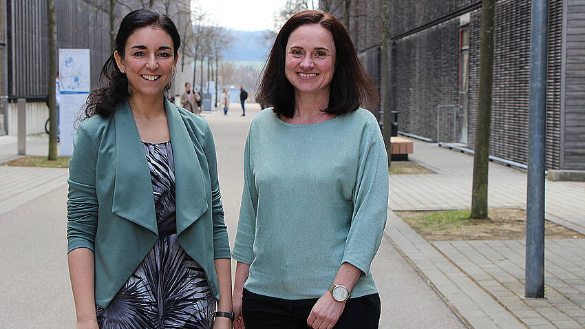 Carl-Zeiss-Stiftung fördert Prof. Dr. Anne Stumper und Prof. Dr. Christina Schwarz von der Hochschule Aalen Freiräume für wissenschaftliche Durchbrüche: Prof. Dr. Anne Stumper (links) und Prof. Dr. Christina Schwarz von der Hochschule Aalen werden von der Carl-Zeiss-Stiftung gefördert. Foto: © Hochschule Aalen | Saskia Stüven-Kazi
