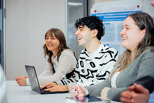 Titelbild-Wirtschaftspsychologie Gruppenbesprechung mit Professorin und Studierenden vom Bachelorstudiengang Wirtschaftspsychologie
