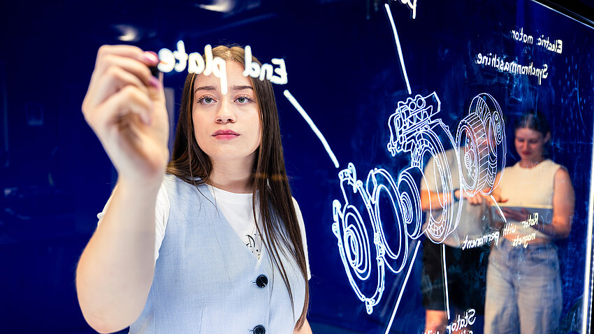 Eine Studentin arbeitet an einem Lightboard. Eine Studentin arbeitet an einem Lightboard.
