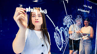 Eine Studentin arbeitet an einem Lightboard. Eine Studentin arbeitet an einem Lightboard.