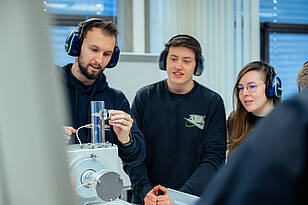 Titelbild-Allgemeiner_Maschinenbau_Plus Studierende des Bachelorstudiengangs Allgemeiner Maschinenbau Plus abrieten an einer Maschine