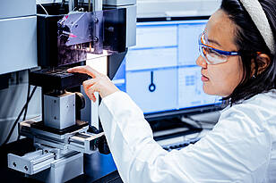 Titelbild-advanced_materials_and_manufacturing eine Studentin aus dem Masterstudiengang Advanced Materials and Manufacturing arbeitet im Labor