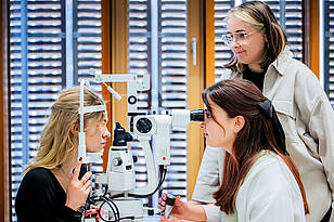 AO-Titelbild Studierende aus dem Bachelorstudiengang Augenoptik / Optometrie führen einen Sehtest durch