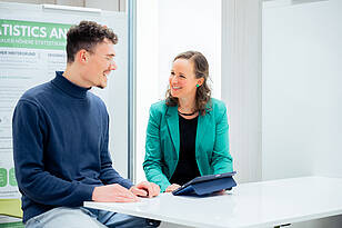 Titelbild-Business_Psychology_and_Sustainability Eine Professorin spricht mit einem Studierenden des Masterstudiengangs Business Psychology and Sustainability