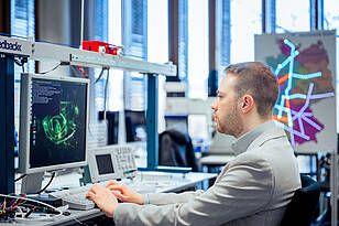 AIDS-Titelbild Studierender sitzt am Computer