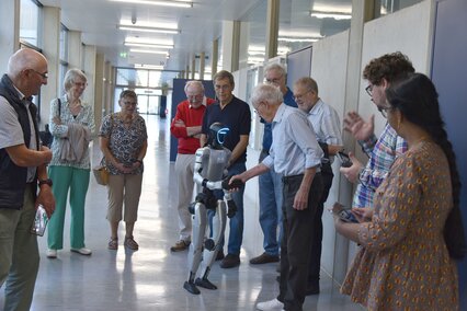 Erster Abschlussjahrgang von 1966 besucht die Hochschule Aalen Die Alumni werden vom humanoiden Roboter begrüßt