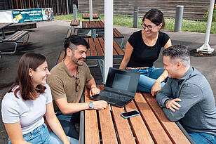 Titelbild-Cyber_Security Besprechung im Außenbereich des Campusteil Burren