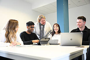 Titelbild-Gesundheitsmanagement Besprechung mit Professor und Studierende aus dem Bachelorstudiengang Gesundheitsmanagement