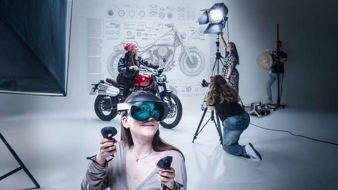 Information Design (Studierende im Fotostudio)