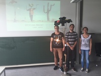 Bild: Drei Personen bei einer Präsentation 